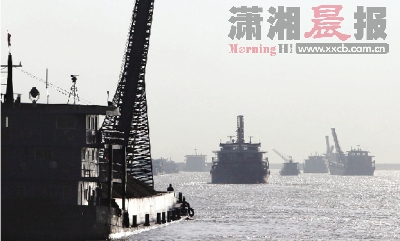 運(yùn)沙船打橫堵塞航道 百條運(yùn)輸船滯留東洞庭湖