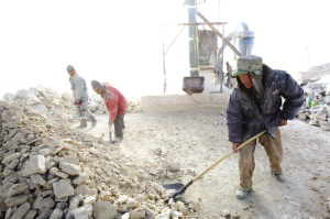 智障者被乞丐收養所賣為“包身工” 與狗同食一鍋面