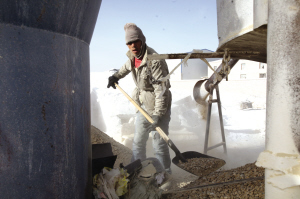 智障者被乞丐收養所賣為“包身工” 與狗同食一鍋面