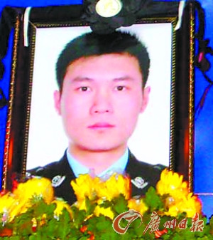 民警為護(hù)送復(fù)旦學(xué)生墜崖續(xù)：獲救者愿捐款200萬