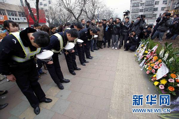 泰安社會各界自發(fā)悼念犧牲民警(圖)