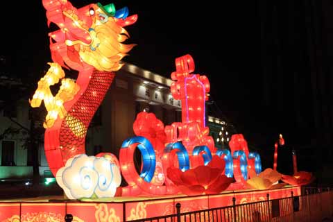 火紅花燈為港城煙臺春節添彩[組圖]