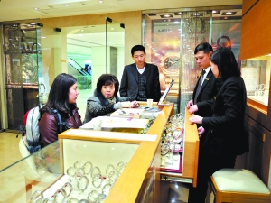 “零負(fù)團(tuán)費(fèi)”屢屢橫行 港澳購(gòu)物游何時(shí)能降溫？