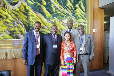 藏族鄉村女郵遞員尼瑪拉木：生命重要，信件也重要