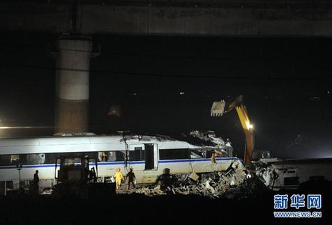 “7·23”甬溫線特大事故車輛開始進行現(xiàn)場破拆