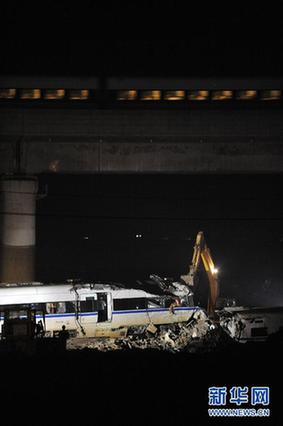 “7·23”甬溫線特大事故車輛開(kāi)始進(jìn)行現(xiàn)場(chǎng)破拆