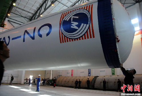 “神八”運載火箭運至測試廠房