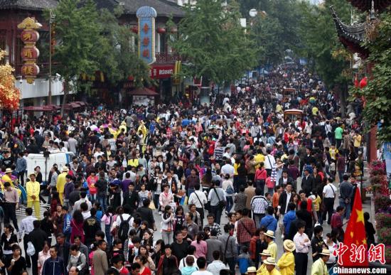 全國各地景區迎來客流高峰 大部地區天氣適宜出行