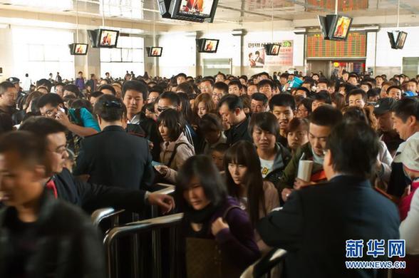 國慶長假將結束 各地迎來返程客流高峰