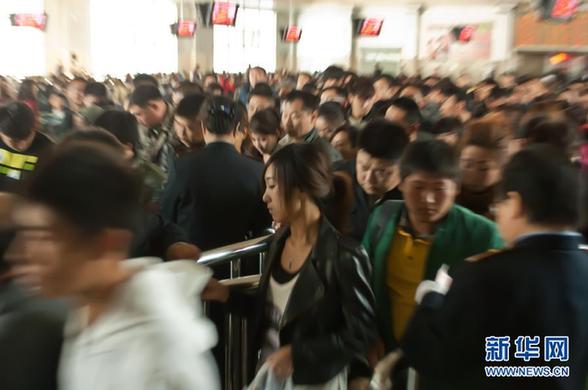 國慶長假將結(jié)束 各地迎來返程客流高峰