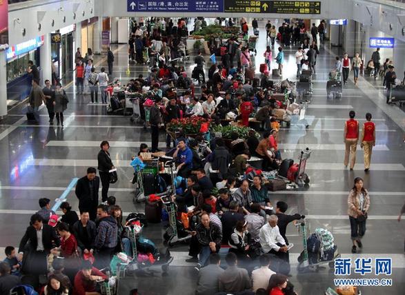 國慶長假將結束 各地迎來返程客流高峰