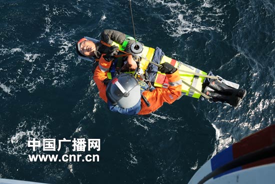 交通運(yùn)輸部北海救助飛行隊(duì)救助兩名重傷漁民