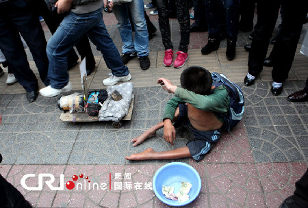 西安小偷搶乞丐錢 被路人就地抓獲