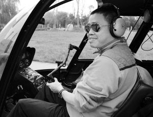 成都“車(chē)瘋子”“轉(zhuǎn)行”玩飛機(jī) 目前在學(xué)習(xí)飛行