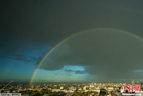 罕見(jiàn)霓虹橫跨倫敦上空