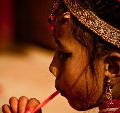 揭秘尼泊爾少女奇異的“果實婚禮”