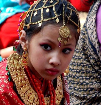 揭秘尼泊爾少女奇異的“果實婚禮”