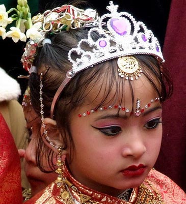 揭秘尼泊爾少女奇異的“果實婚禮”