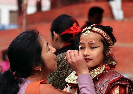 揭秘尼泊爾少女奇異的“果實婚禮”