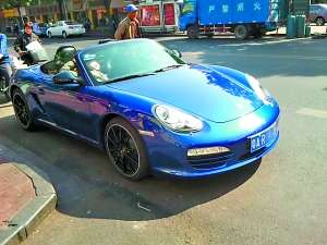 少女當(dāng)街救人，關(guān)保時(shí)捷啥事？