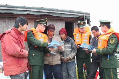 福建連江邊防大隊開展海上作業安全生產宣傳