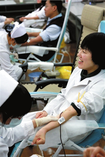 無(wú)償獻(xiàn)血“亮紅燈”暴露四問(wèn)題 有償使用存誤區(qū)