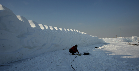 百米雪雕巨龍亮相“油城”