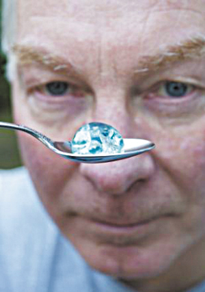 神秘藍色“冰珠”天降居民花園 引UFO迷熱議