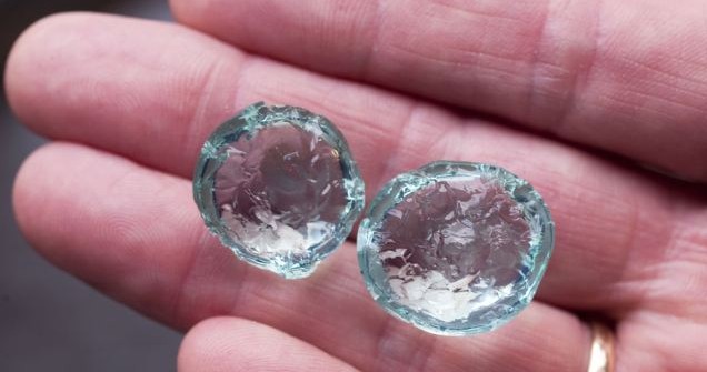 神秘藍色“冰珠”天降居民花園 引UFO迷熱議