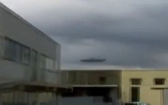 “UFO”降臨美國工業園視頻爆紅 網友質疑