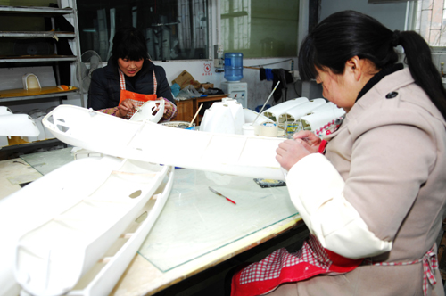 河南唐河：留守婦女家門口再就業(yè)