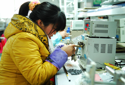 河南唐河：留守婦女家門口再就業(yè)