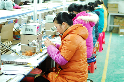 河南唐河：留守婦女家門口再就業(yè)