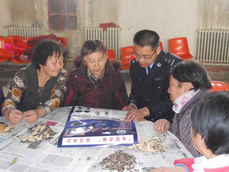 民警“三八”節(jié)向老年婦女宣傳防詐騙知識(shí)