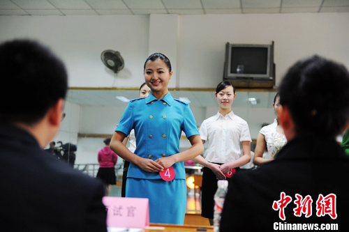 云南航空湖南招空乘 美女帥哥云集