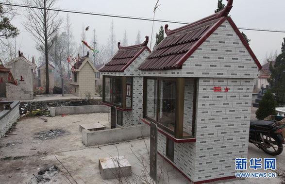 江蘇如東：遠看似豪華別墅 近看方知是墳墓