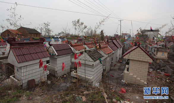 江蘇如東：遠看似豪華別墅 近看方知是墳墓