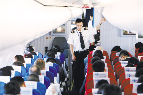 東航“紳士航班”首飛 清一色空少服務(wù)獲認(rèn)可