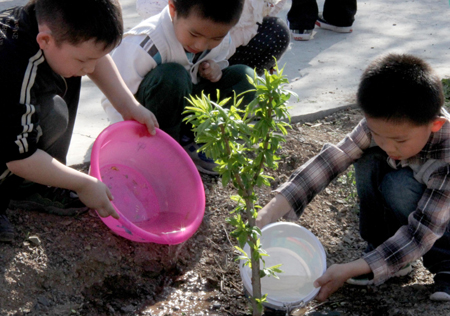 “油城”小朋友：勞動護綠