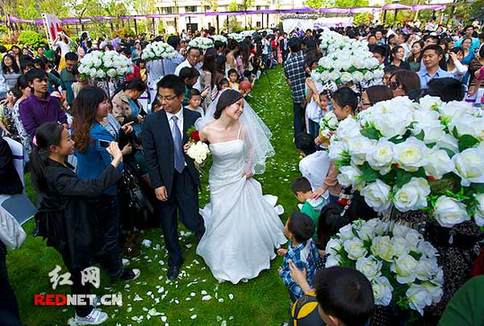 湖南首屆網絡婚博會：20對新人集體步入婚姻殿堂(圖)