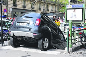 法國男子停車鬧烏龍 駕車開進地鐵口(圖)