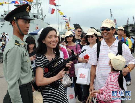 駐港部隊開放軍營與市民共慶“五一”