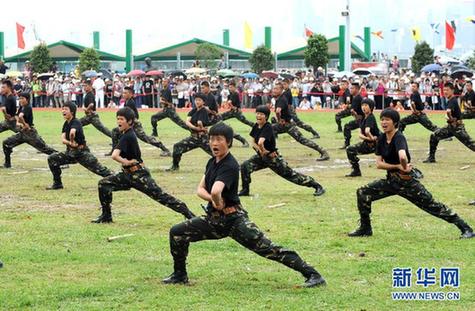 駐港部隊開放軍營與市民共慶“五一”