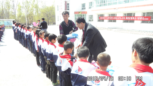 東亞銀行烏魯木齊分行：堅持“傳遞愛心 送好書”