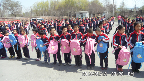 東亞銀行烏魯木齊分行：堅持“傳遞愛心 送好書”