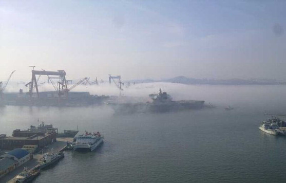 中國航母平臺完成11天海試 霧中歸航