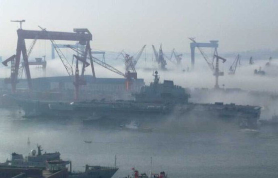 中國航母平臺完成11天海試 霧中歸航