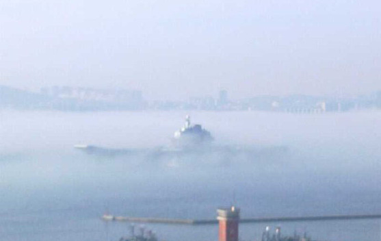 中國航母平臺(tái)完成11天海試 霧中歸航