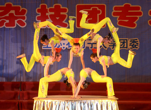 兵團雜技團來石大演出 為畢業生獻上厚禮