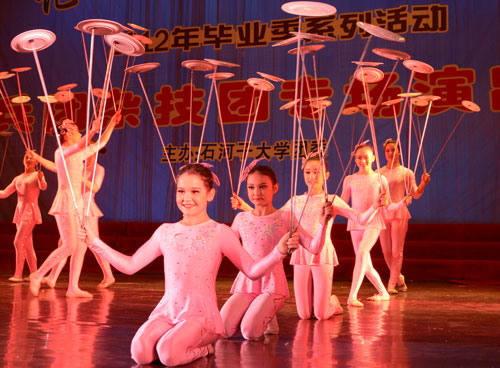 兵團雜技團來石大演出 為畢業生獻上厚禮